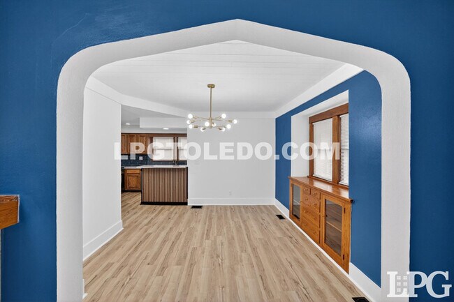 Building Photo - 4140 Caroline Ave