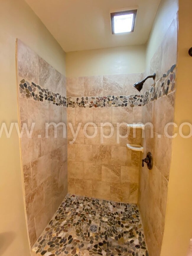 Building Photo - 2 Bed / 1 .5 Bath Home | Midtown