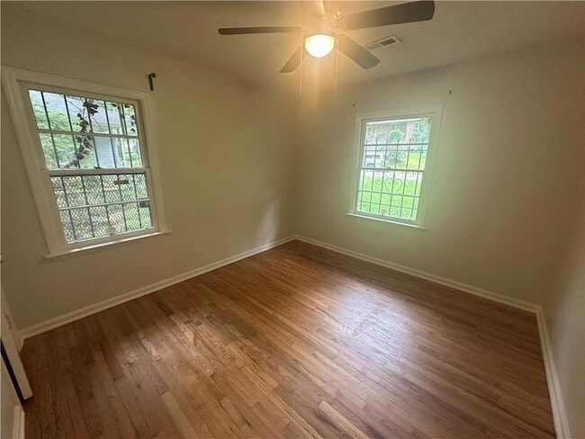 Building Photo - 349 Laquita Dr SE