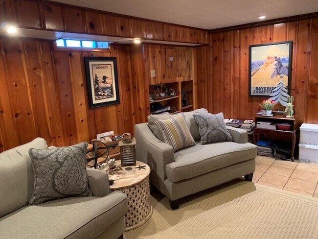Building Photo - Beautiful 2 Bedroom 1 Bathroom End Unit, B...