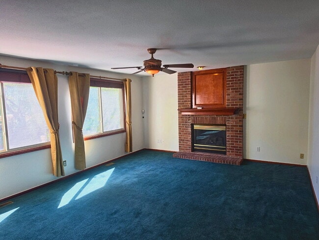 Building Photo - 5 Bedroom/ 4 Bath Two-Story in Governors Place