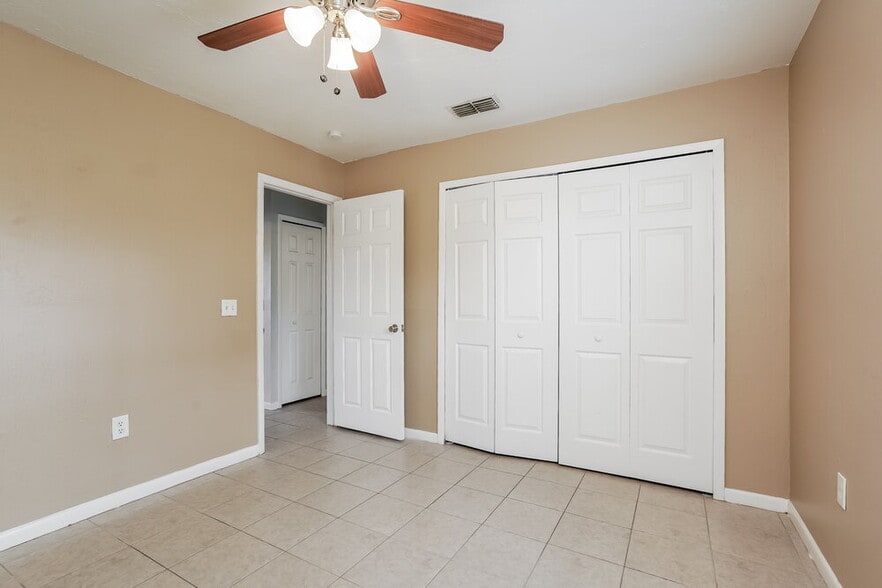 Building Photo - 2122 SE 6th Ln