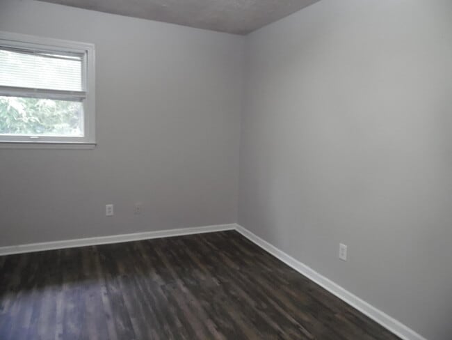 Building Photo - 2801 Easthills Dr