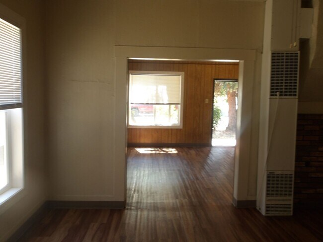 Building Photo - 140-14