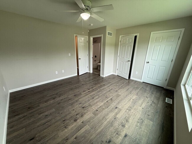 Building Photo - 842 Lakeway Dr