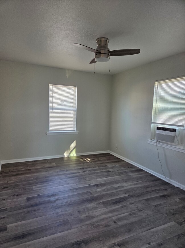 Building Photo - 619 13th St