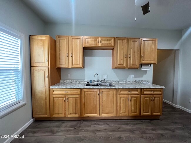 Building Photo - 1106 E Taylor St