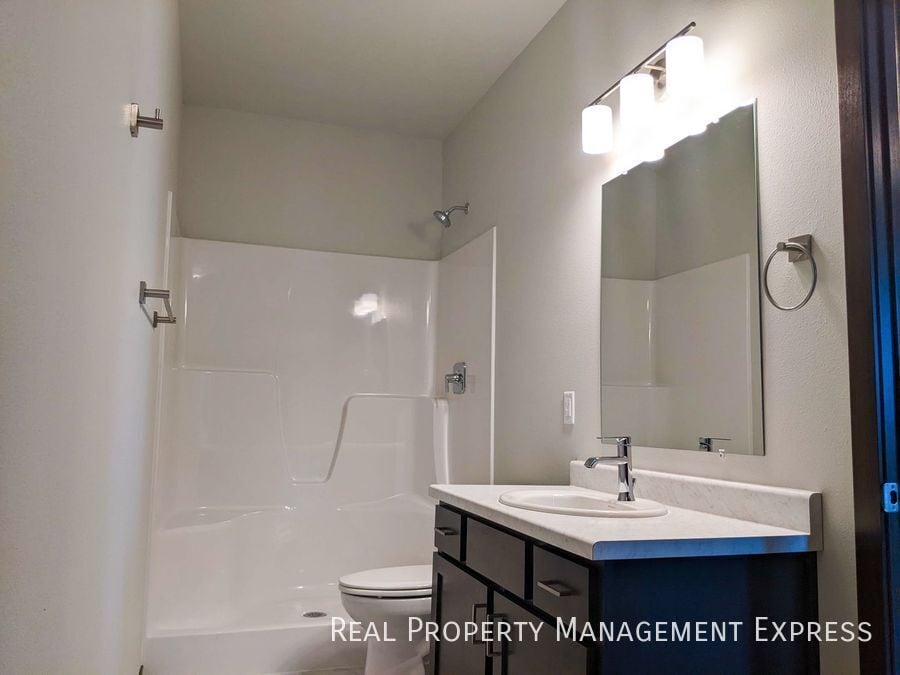 Building Photo - 3 Bedroom 2.5 Bathroom Townhome w/ Attached Garage