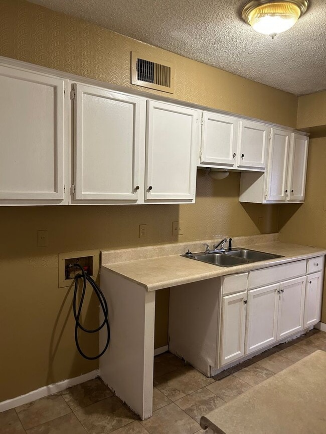 Building Photo - Cute 3BR 2 Bath