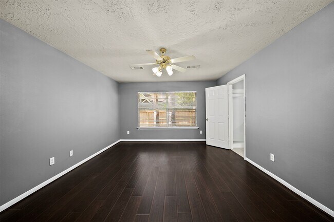 Building Photo - 10 S Willow Point Cir