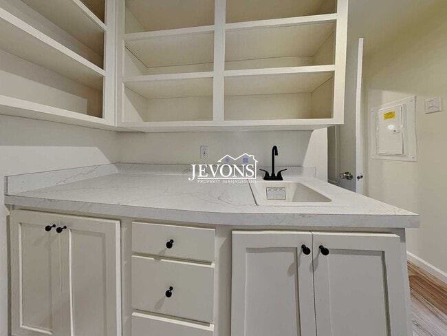 Building Photo - Rent Ready!