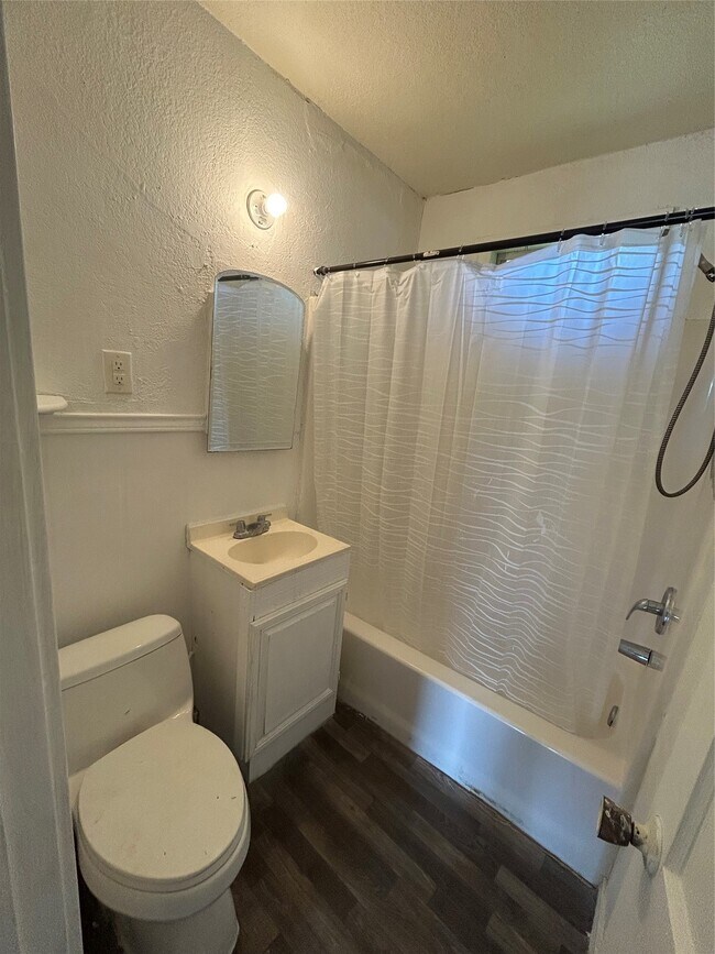 Building Photo - 1102 W 10th St