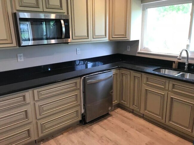 Building Photo - **Spacious 5-Bedroom Home with Modern Upda...