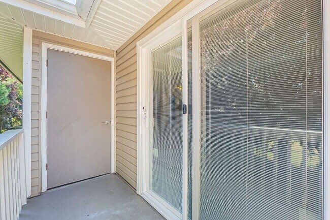 Building Photo - Super cute 2 bedroom, 1 3/4 bathrooms, Ful...