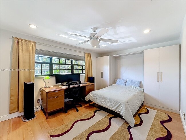 Building Photo - 2128 NE 9th Ave