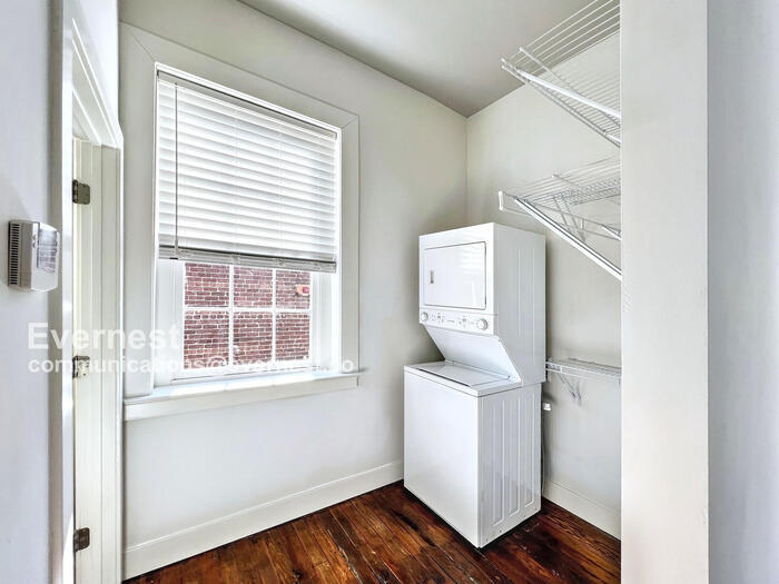 Building Photo - 17 W Main St