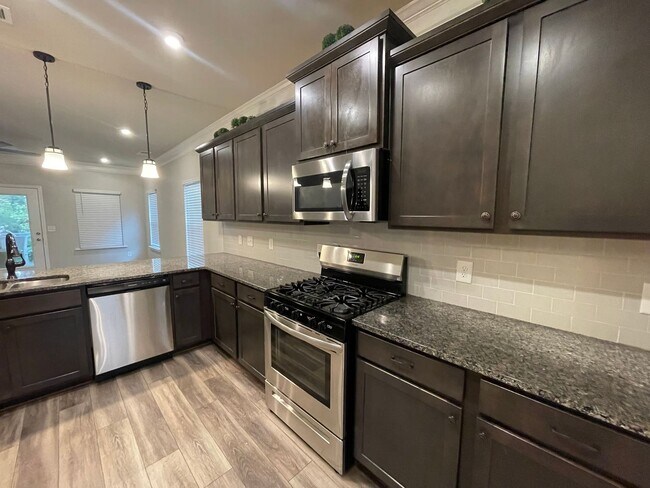 Building Photo - Beautiful Home in Gated Community with Pre...