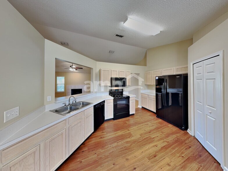 Building Photo - 578 Prindle Dr E
