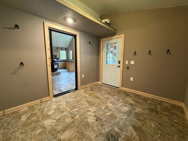 Building Photo - NORTH KENAI HOME!