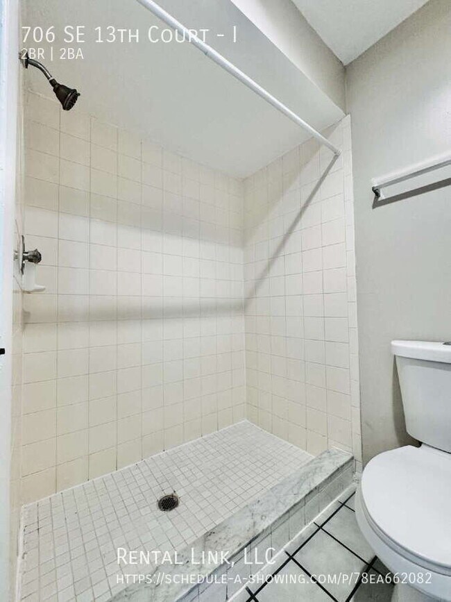 Building Photo - 706 SE 13th Ct