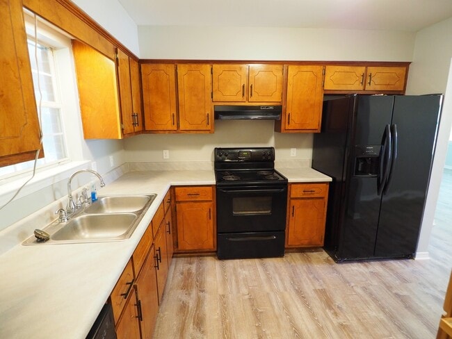 Building Photo - Four Bedroom House in Foley!