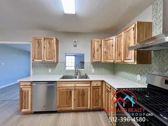 Building Photo - Available NOW: Beautifully Remodeled 3/1.5...