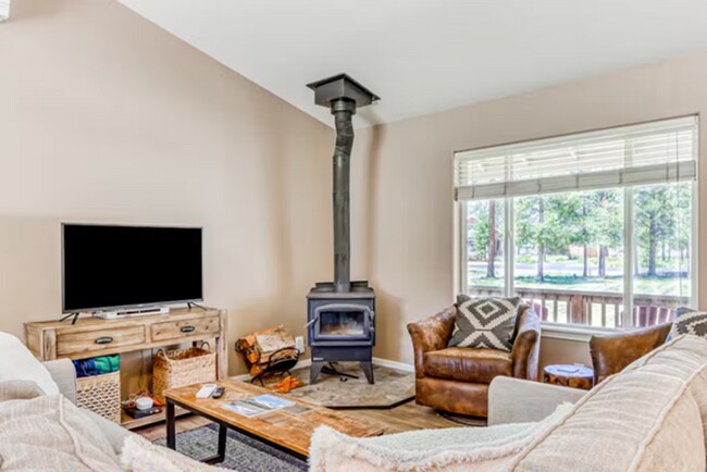 Building Photo - Fabulous Three Rivers Home on 1/2 acre!