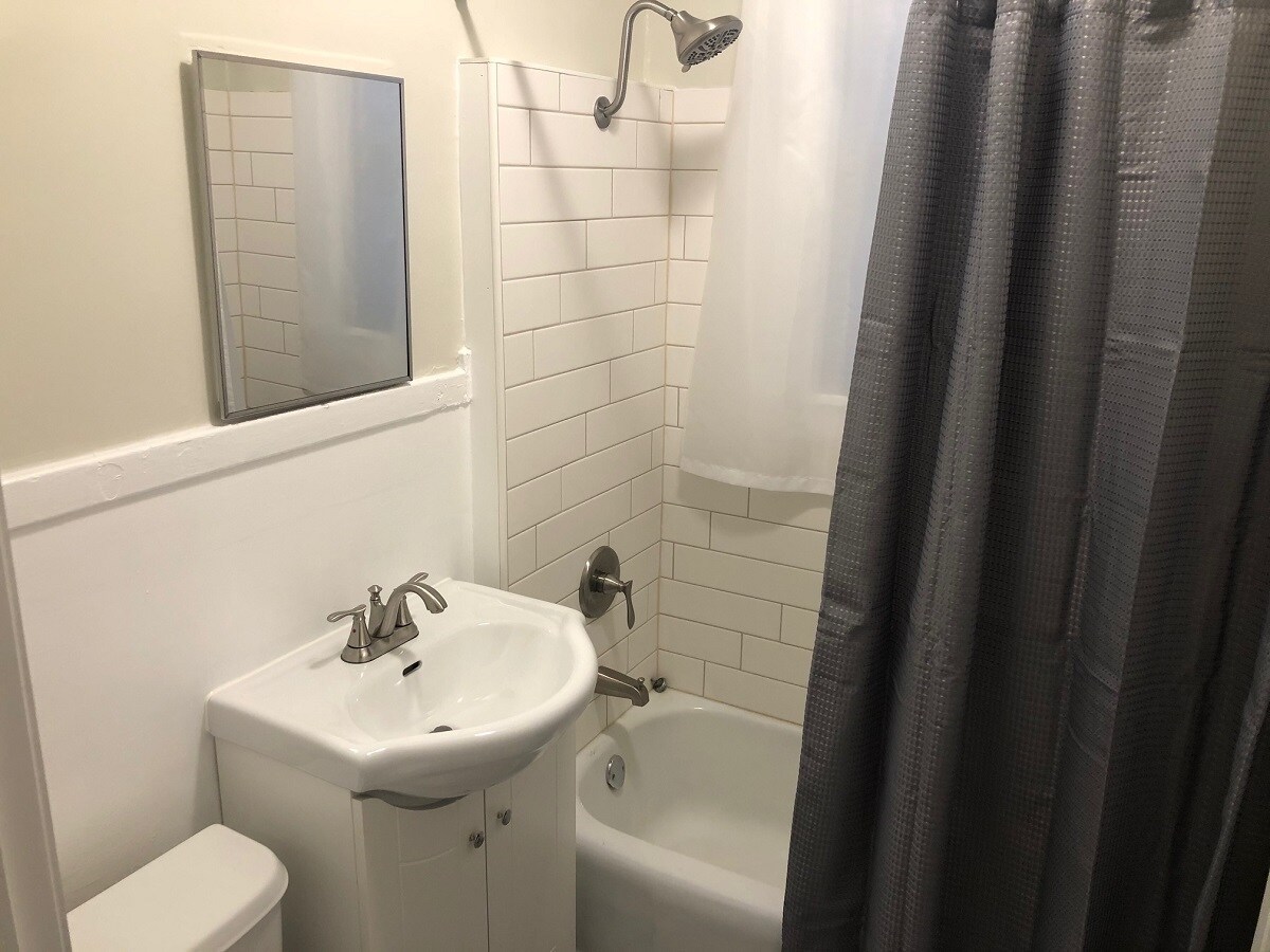 Building Photo - 694 6th St E