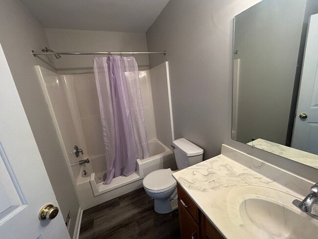 Building Photo - Updated Townhome