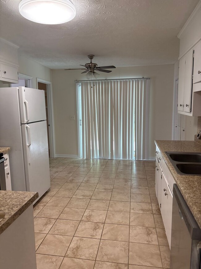 Building Photo - 5765 Hyde Park Dr