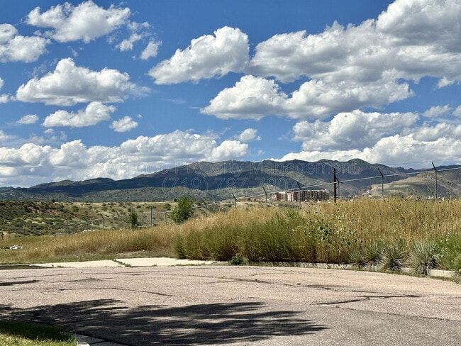 Building Photo - 907 W Madison St