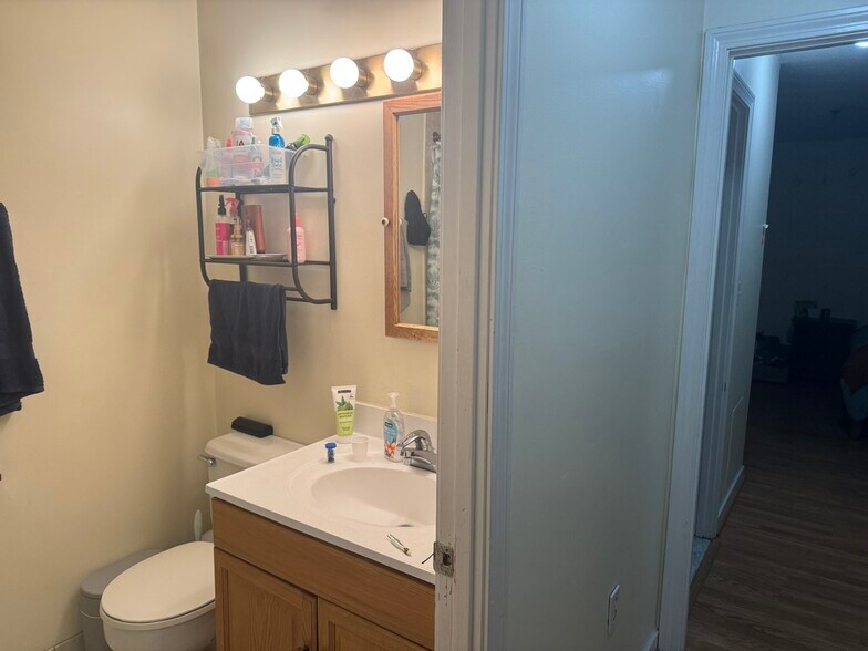 Building Photo - 153 Kelton St