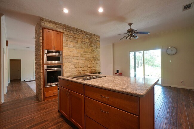 Building Photo - 8 Woodhollow Trail