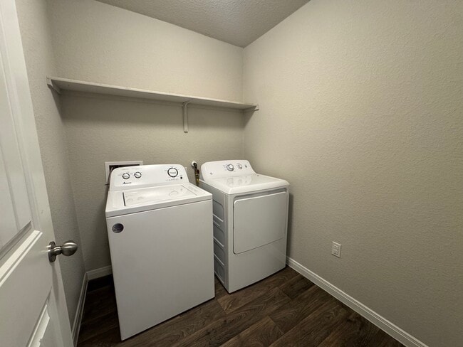 Building Photo - 407 Marimoor Dr