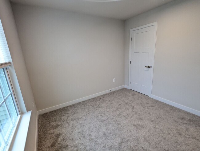 Building Photo - New Build (never lived in) townhouse avail...