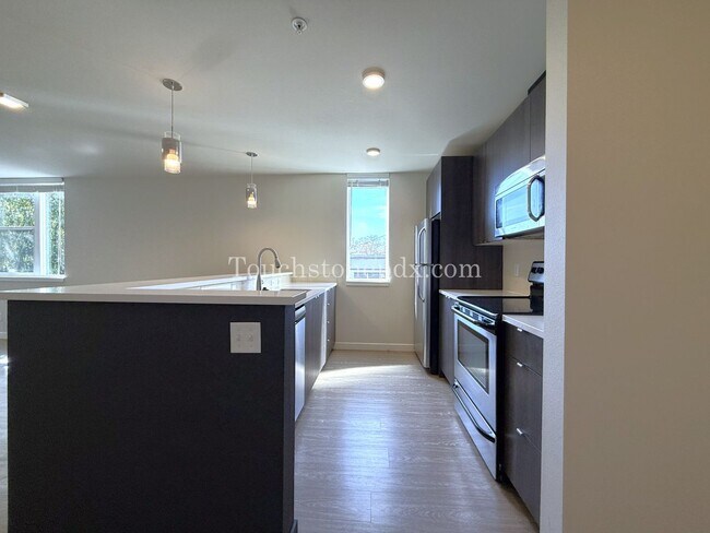 Building Photo - Modern 2 Bedroom, 1.5 Bathroom Apartment with Island Kitchen, Northeast Portland