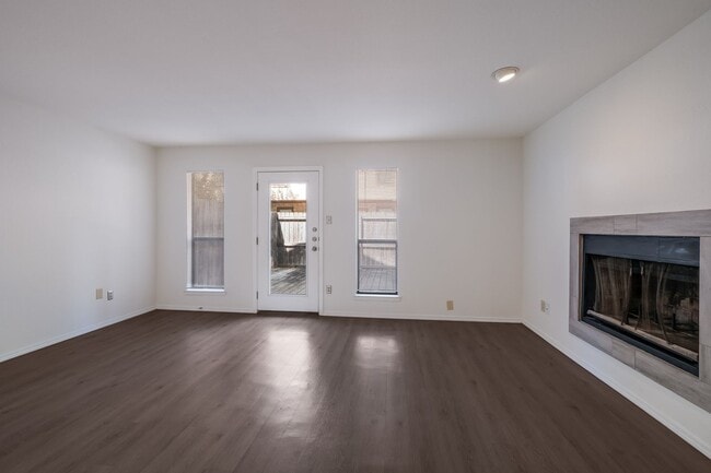 Building Photo - Renovated Condo with Great Location