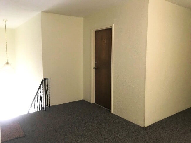 Building Photo - 13 Strawberry Bank Rd