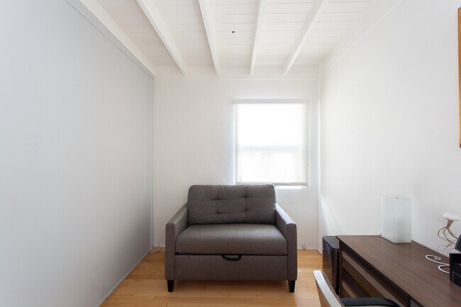 Building Photo - 2036 Walgrove Ave