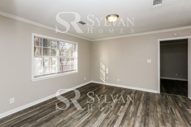Building Photo - This 3 bedroom, 2 bathroom home on approxi...