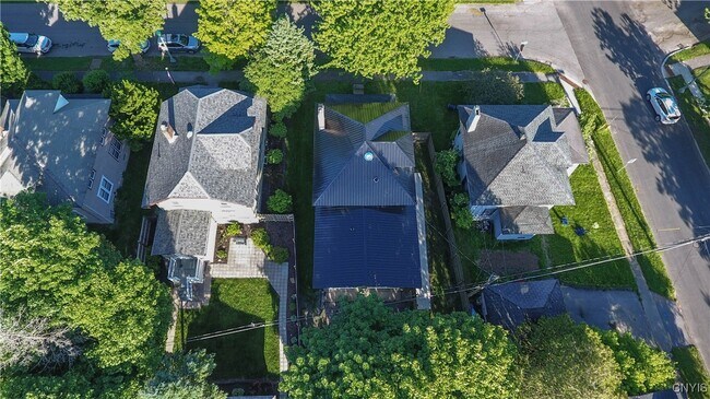 Building Photo - 216 Park Dr W