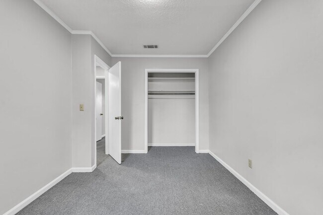 Building Photo - 417 E Jordan Ave