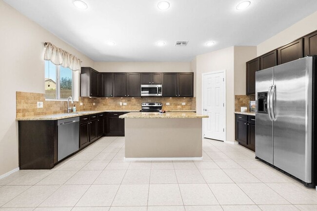 Building Photo - 4 Bedroom Home with Community Pool in Vail...