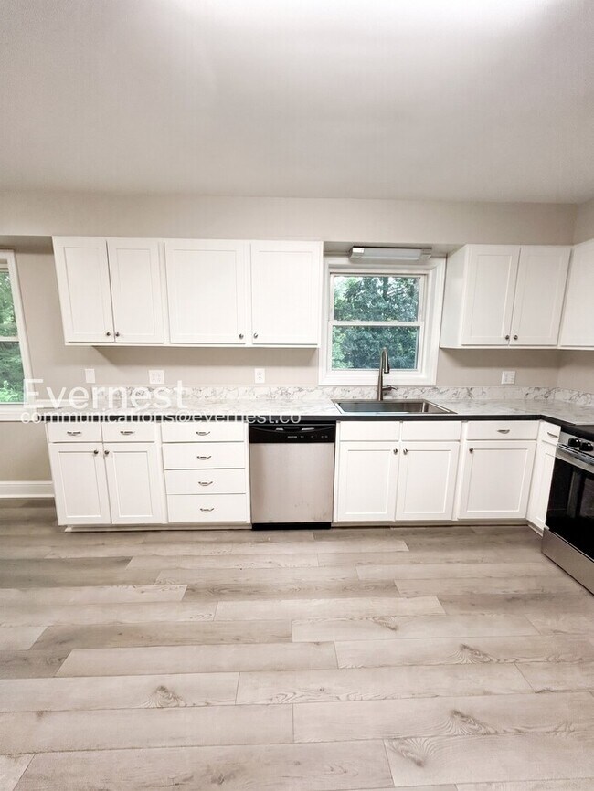 Building Photo - 112 Tabor St