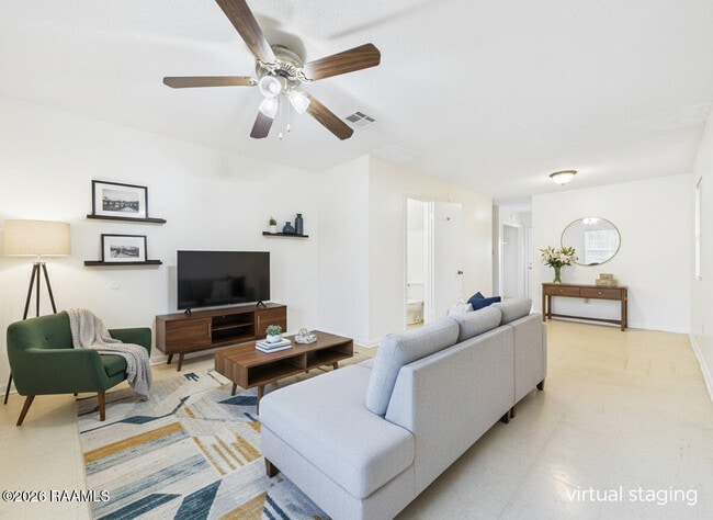 Building Photo - 104 Country Ln