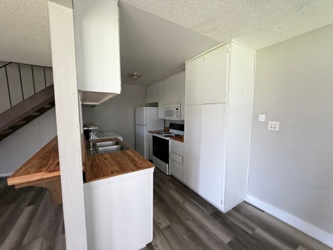 Building Photo - 641 Oakwood Dr