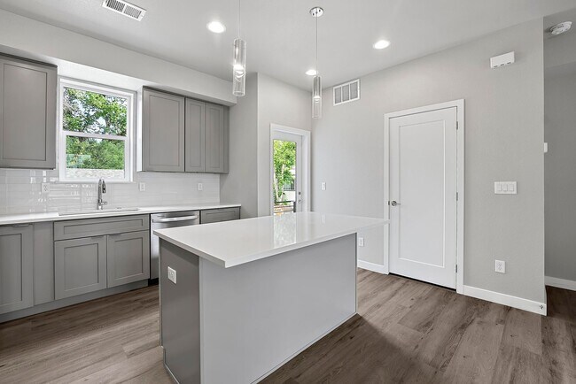 Building Photo - Last Townhouse Available! Beautiful Newer Build Close to Overlook Station