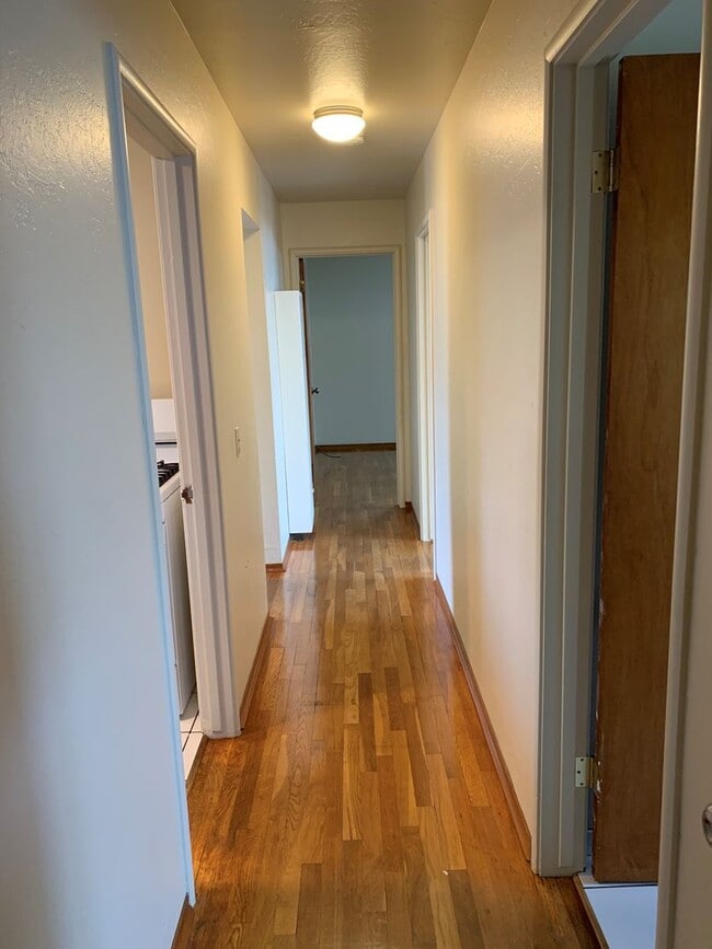 Building Photo - Great 3 Bedroom 1 and 1/2 Bath House in Se...
