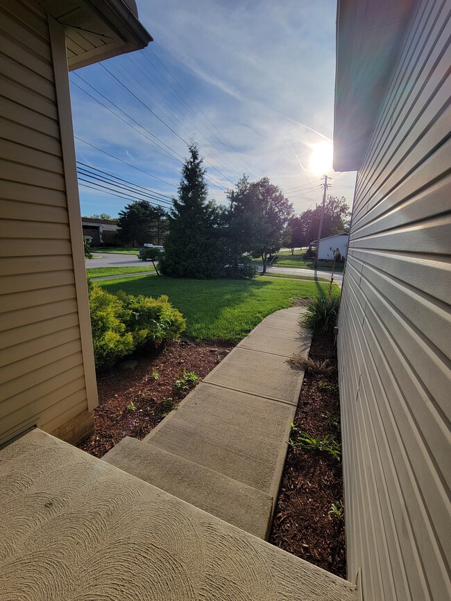 Building Photo - 6585 Grosse Dr
