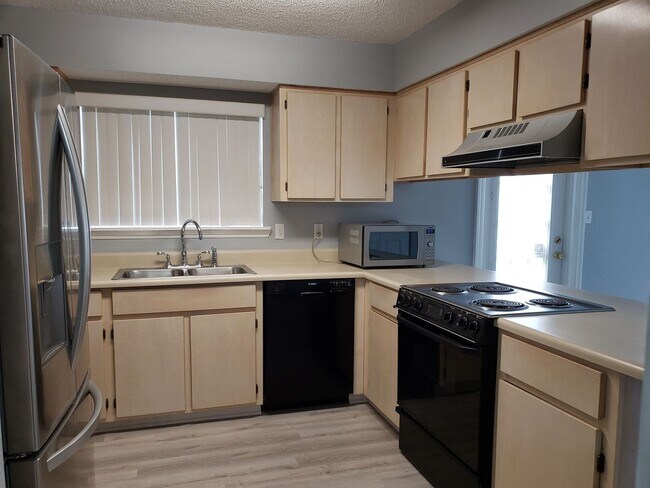 Building Photo - 3 bedroom townhome for rent in NE Tallahassee, wood floors, fenced yard available for a move in r...